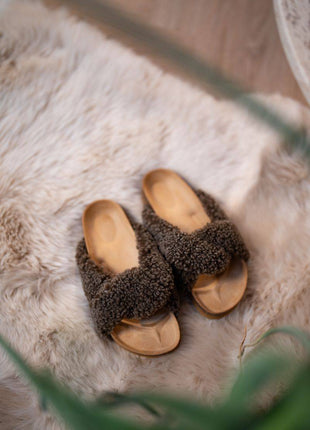 Lilly Kreuz Slippers | Neuseeland | Größe 35-42 - Lammfellhaus.de